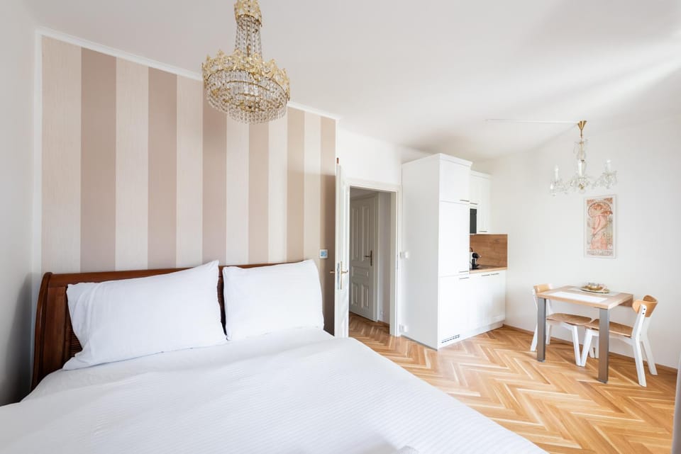 Bed, Photo of the whole room, Seating area, Dining area, Bedroom, kitchen