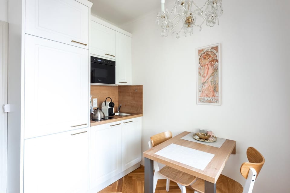 Kitchen or kitchenette, Seating area, Dining area