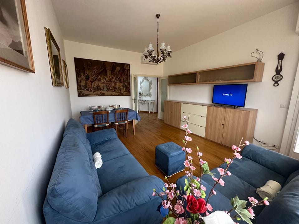 TV and multimedia, Living room, Seating area, Evening entertainment