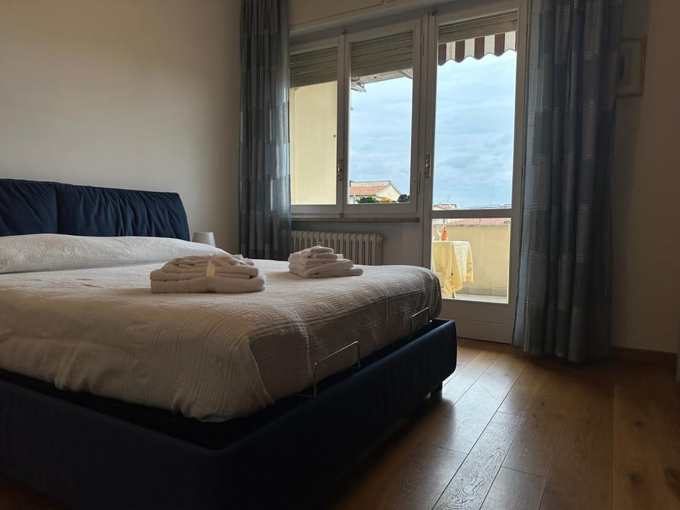 Bed, Natural landscape, Photo of the whole room, Bedroom, towels