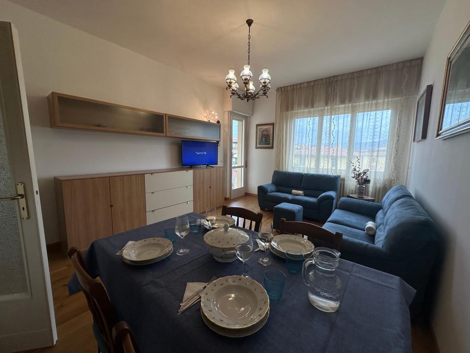 TV and multimedia, Living room, Seating area, Dining area
