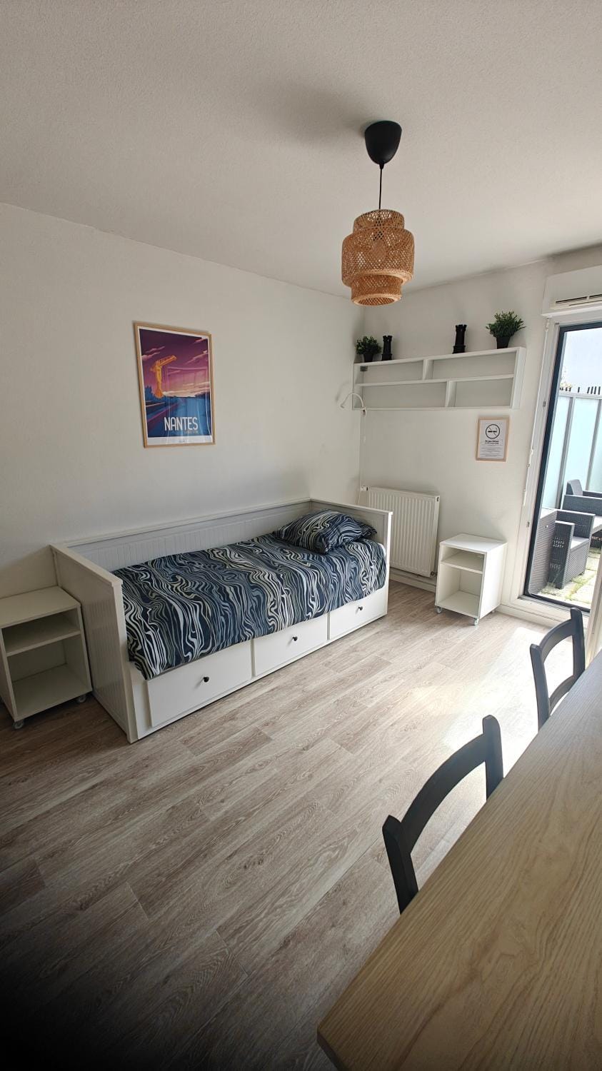Photo of the whole room, Bedroom