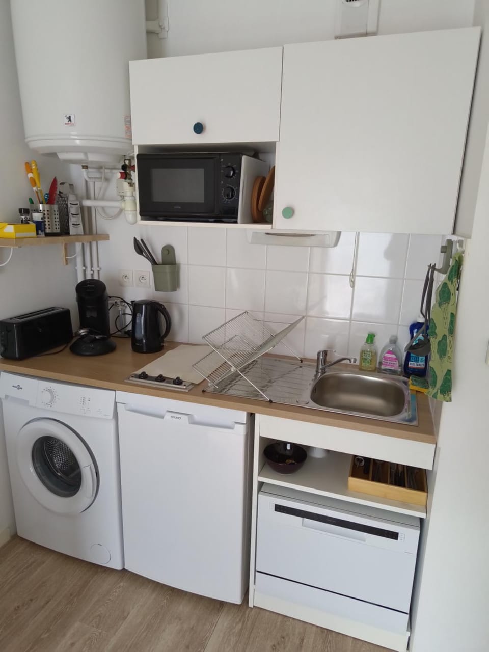 Coffee/tea facilities, Kitchen or kitchenette, dishwasher, stove, toaster, washing machine