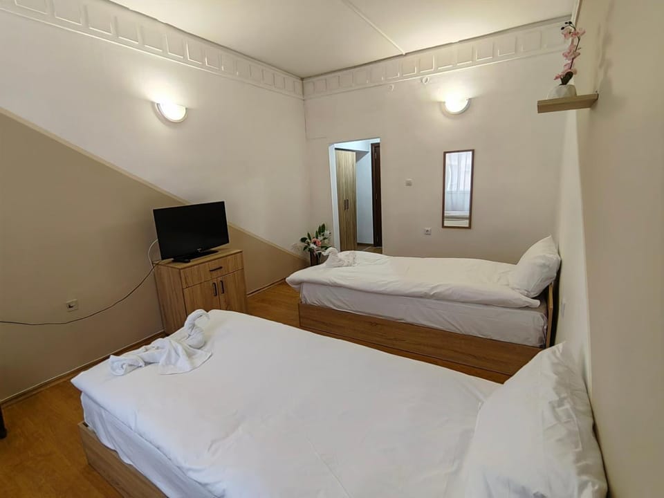 Bed, TV and multimedia, Photo of the whole room