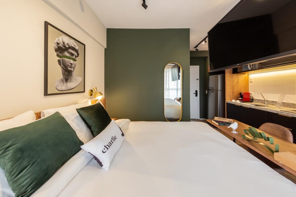 Bed, TV and multimedia, Photo of the whole room, Bedroom