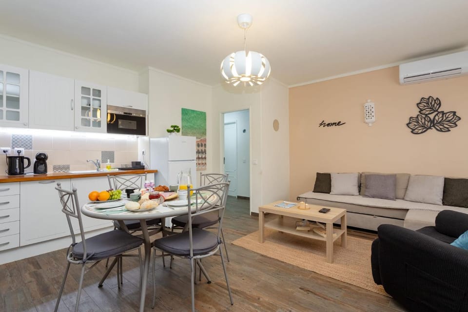 Coffee/tea facilities, Kitchen or kitchenette, Living room, Food and drinks, Seating area, Dining area, Food, Drinks, minibar, toaster, air conditioner