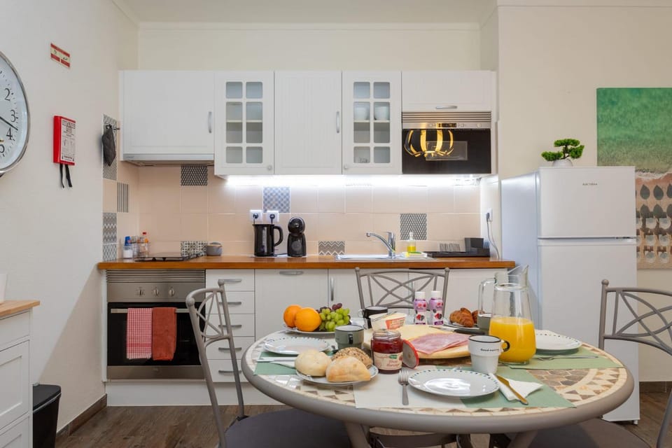 Coffee/tea facilities, Kitchen or kitchenette, Food and drinks, Dining area, Food, dishwasher, microwave, oven, stove, toaster