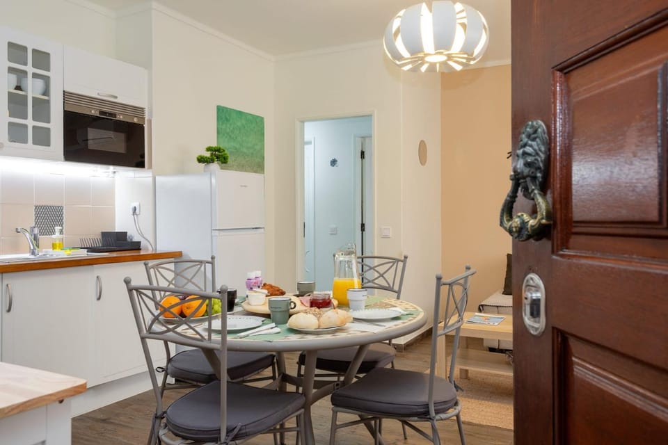 Kitchen or kitchenette, Living room, Food and drinks, Seating area, Dining area, Food