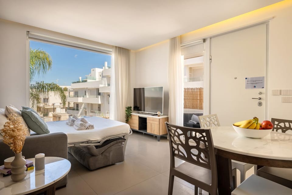Bed, TV and multimedia, Living room, Seating area, Evening entertainment, Entertainment
