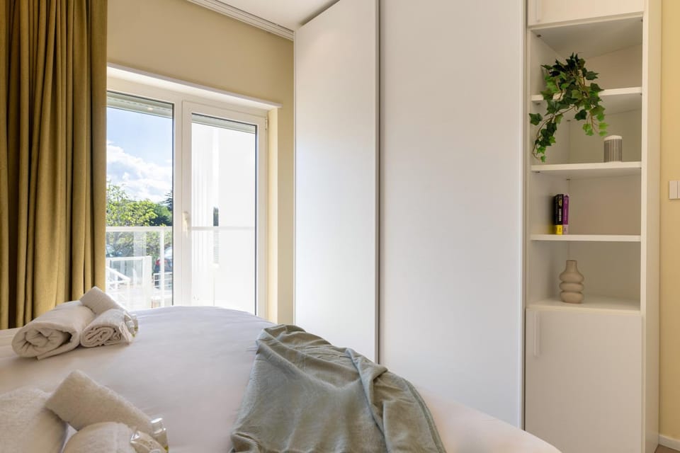 Bed, Bedroom, towels