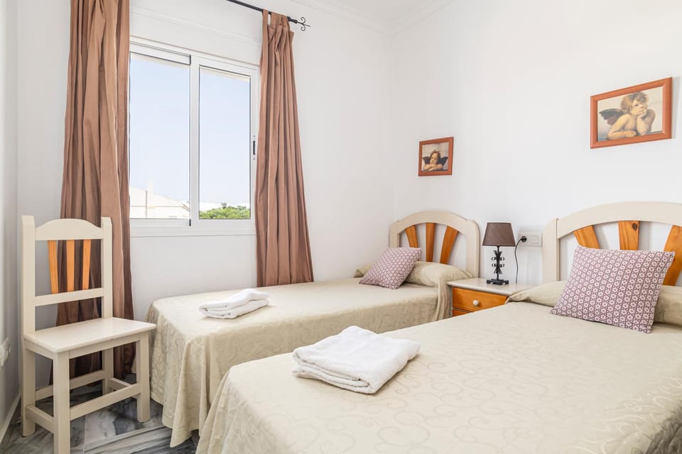 Bed, Living room, Photo of the whole room, Seating area, Bedroom, towels