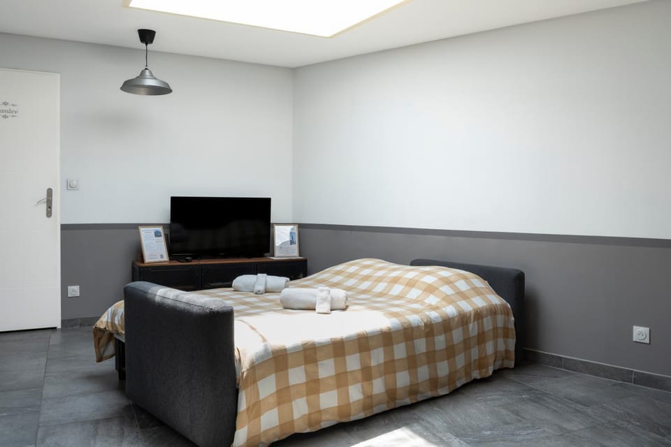 Bed, TV and multimedia, Living room