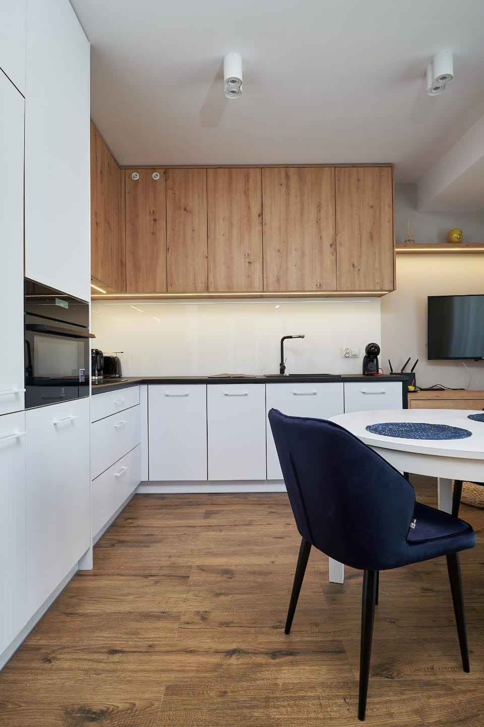 Kitchen or kitchenette, Dining area