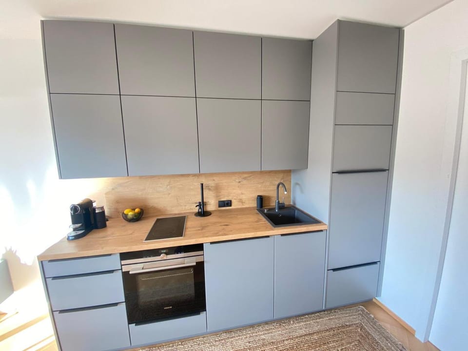 Coffee/tea facilities, Kitchen or kitchenette, stove