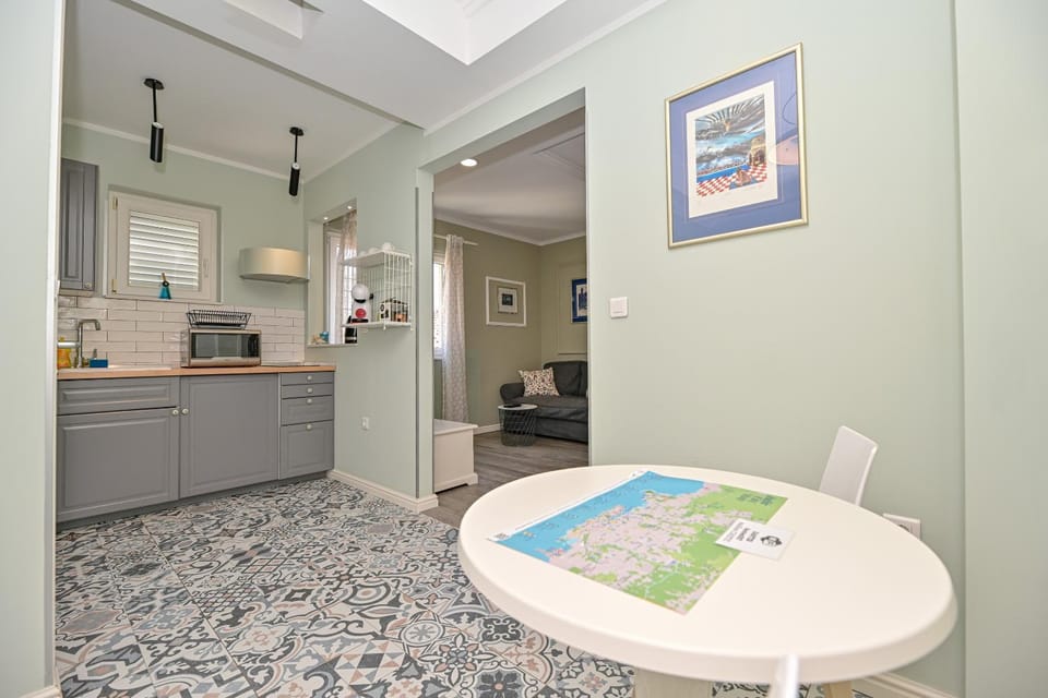 Kitchen or kitchenette, Dining area, minibar
