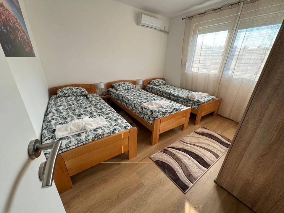 Bed, Photo of the whole room, Bedroom, air conditioner