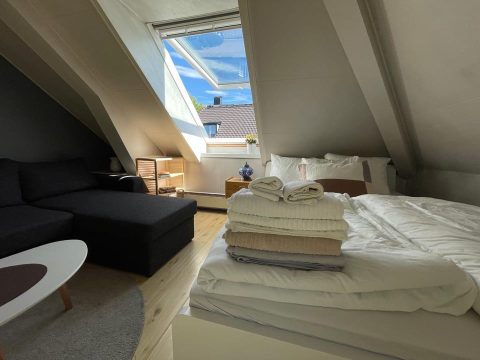 Bed, Photo of the whole room, Bedroom, towels