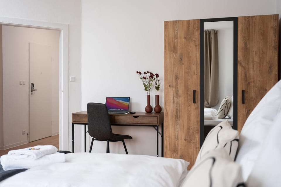 Seating area, Bedroom, wardrobe