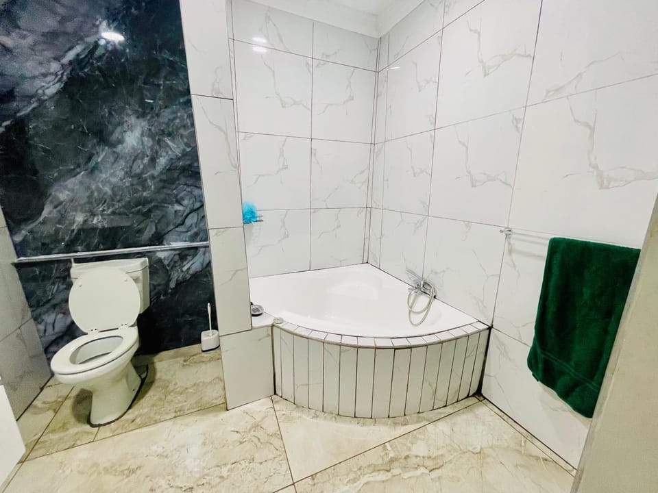 Shower, Toilet, Bathroom, Bath, towels