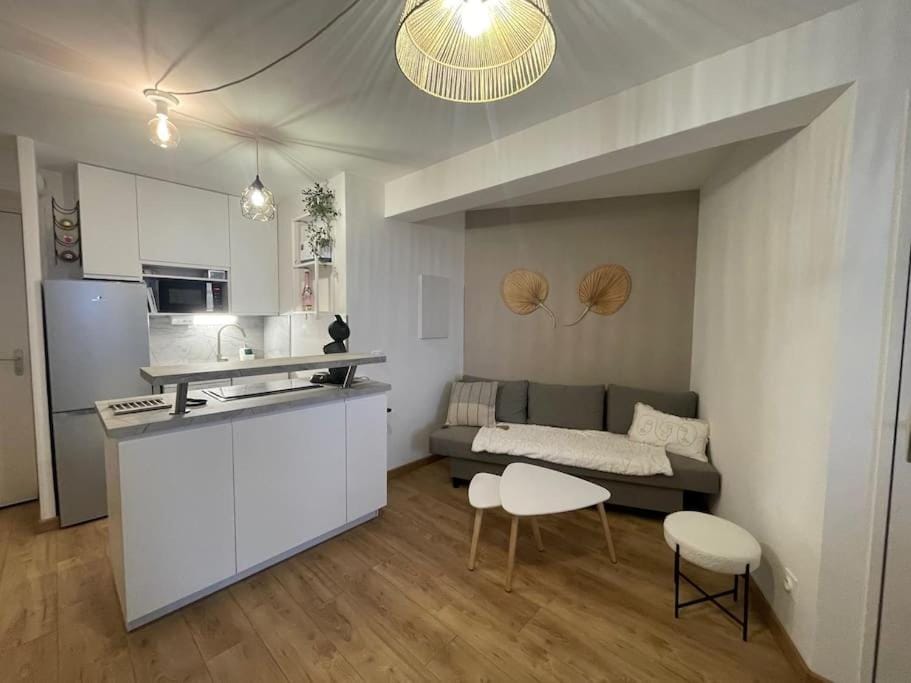 Kitchen or kitchenette, Living room, minibar, pet friendly, stove