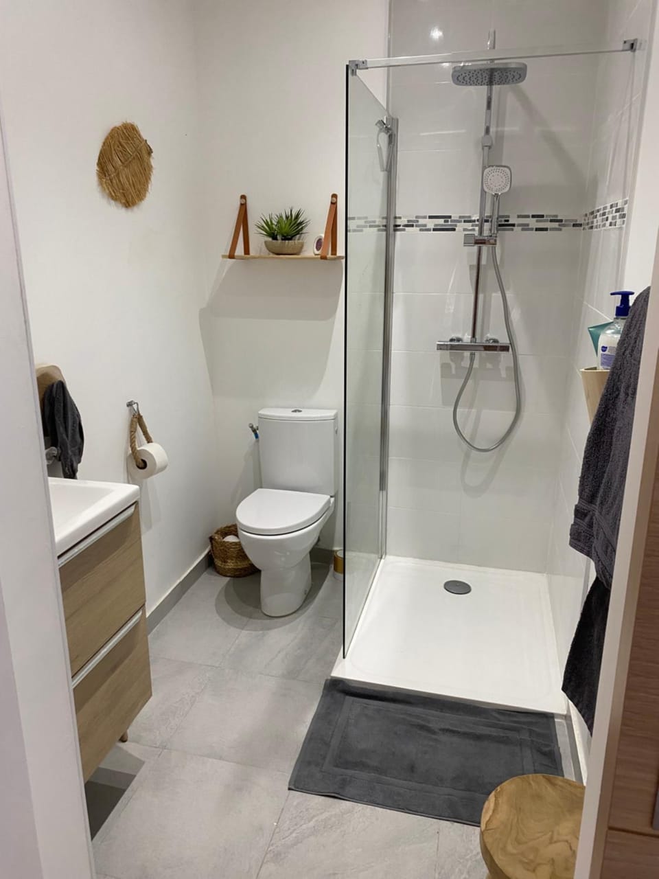 Shower, Toilet, Bathroom, towels
