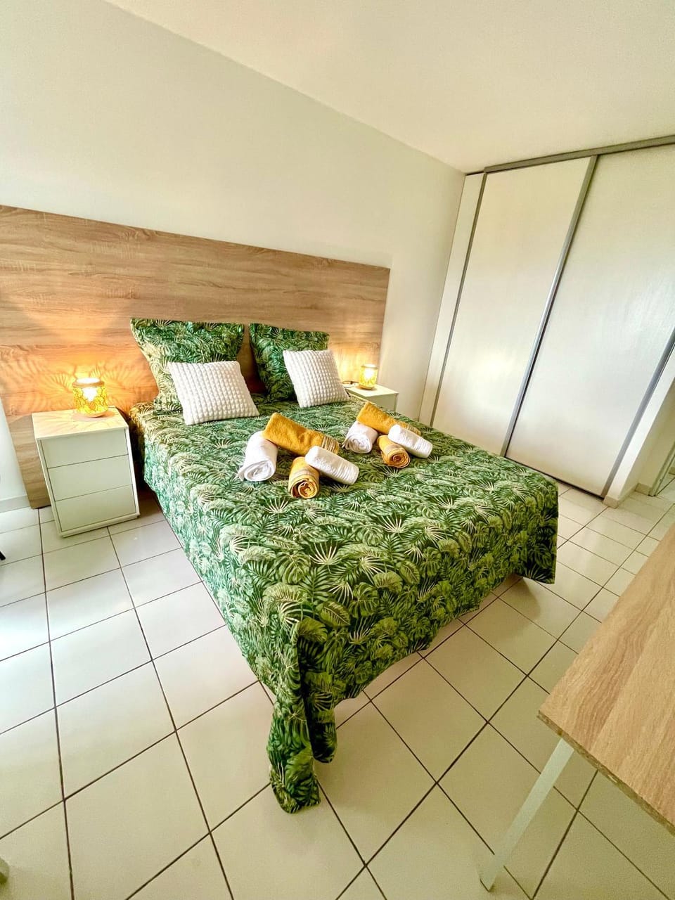 Bed, Photo of the whole room, Bedroom, towels