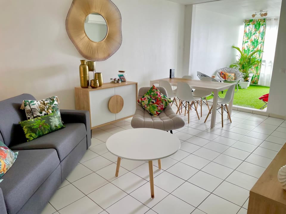 Living room, Seating area, Dining area