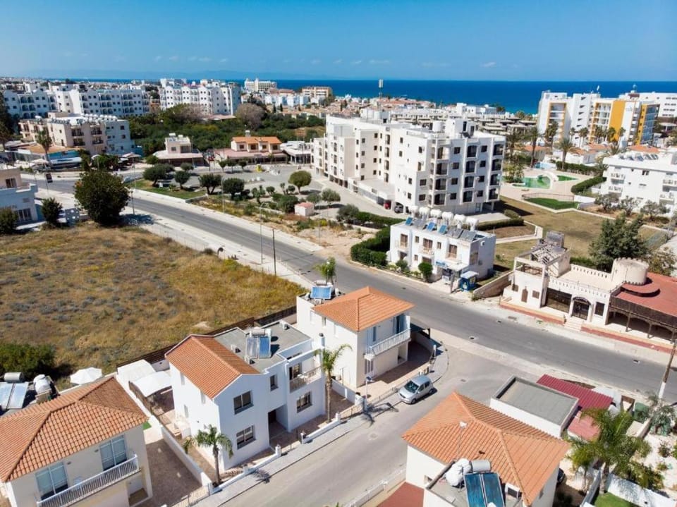Property building, Neighbourhood, City view, Sea view, Street view, Location, Parking