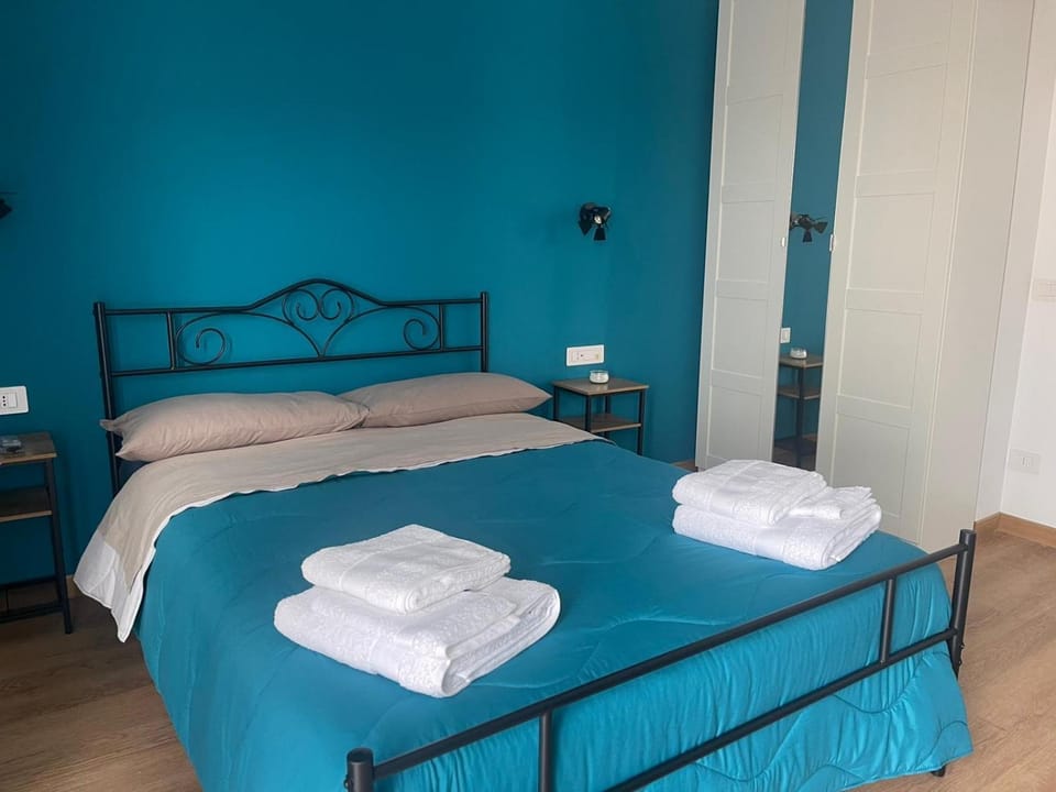 Bed, Photo of the whole room, towels