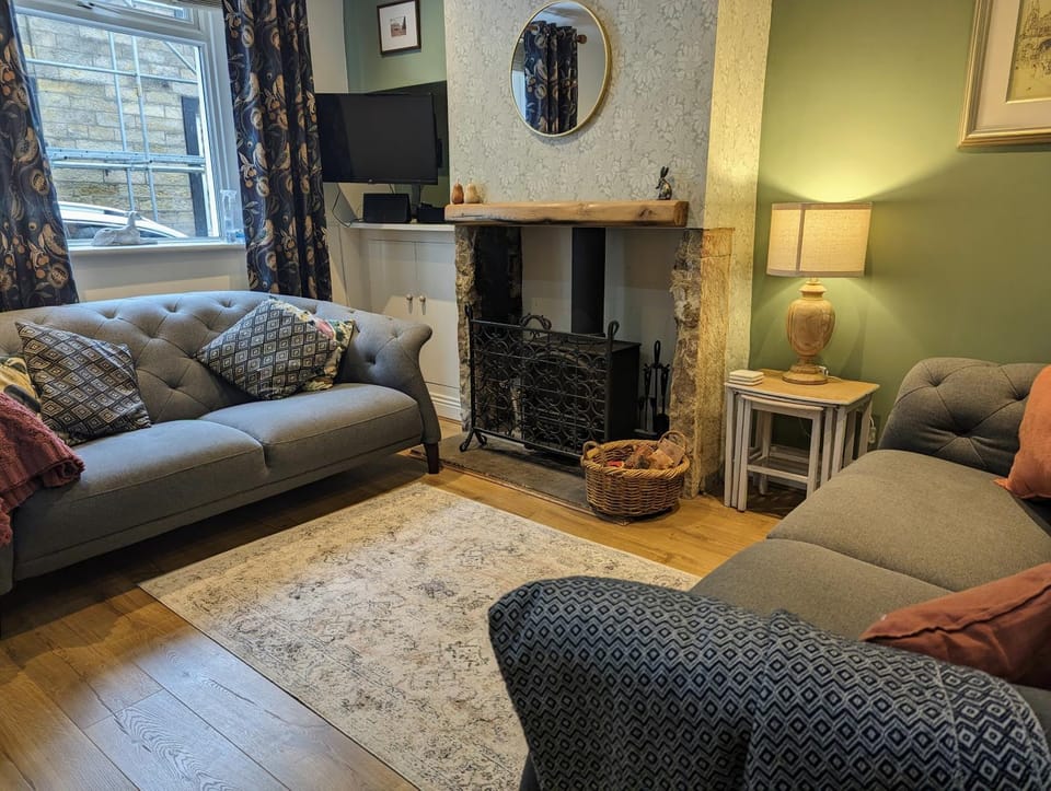 TV and multimedia, Living room, Seating area, flat iron
