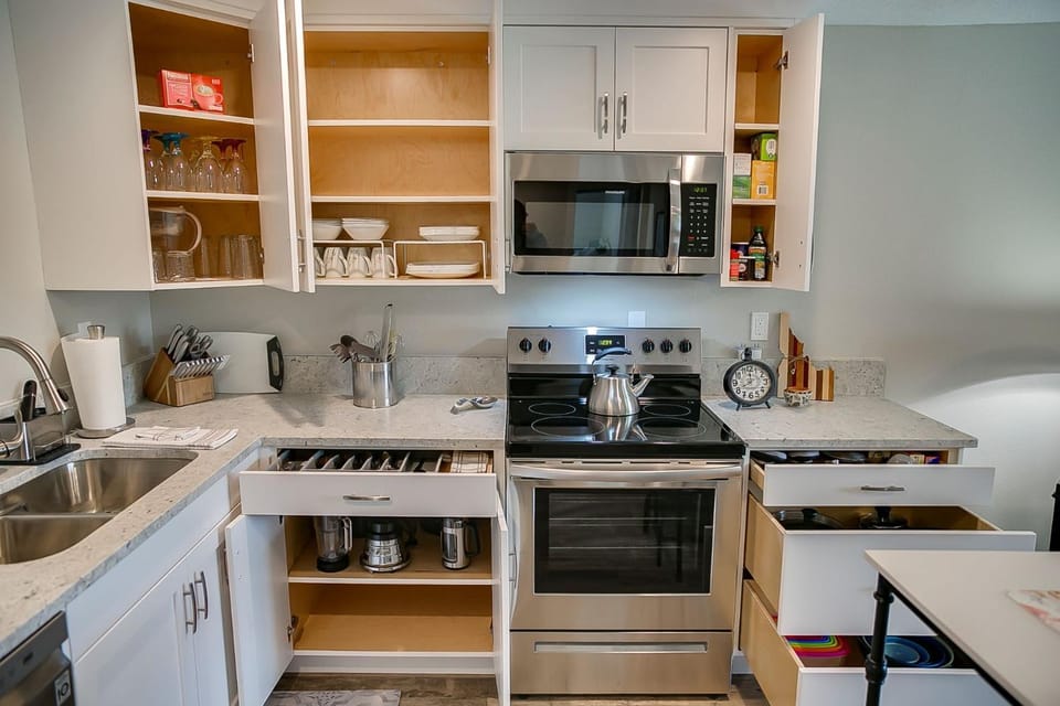 Kitchen or kitchenette, kitchen