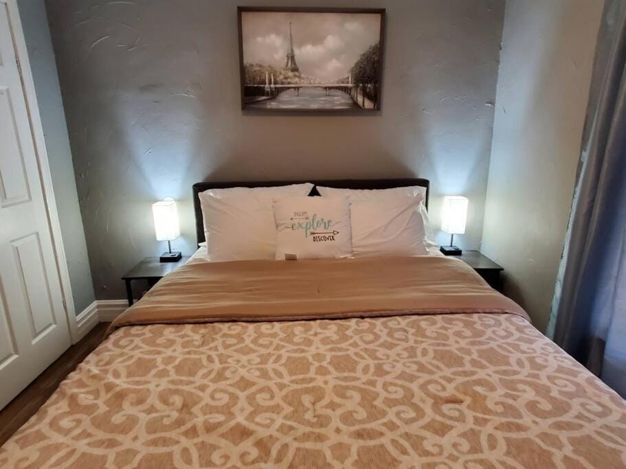 Modern Getaway, Single Bedroom Full Apartment Apartment in Niagara Falls
