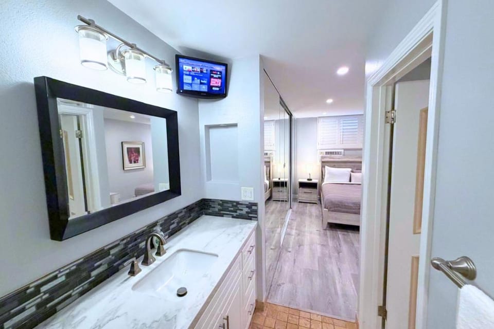 Bed, Bathroom, TV and multimedia, towels
