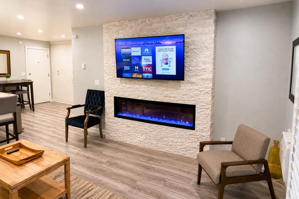 Contemporary Art-Filled Apartment in Brentwood / Willow. Apartment in Westwood