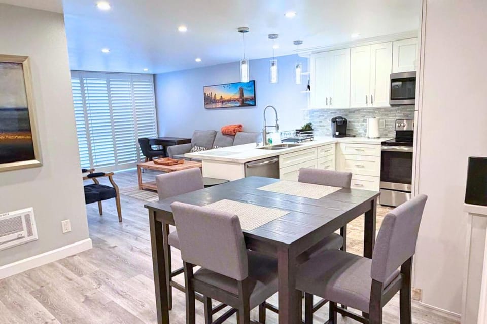 Kitchen or kitchenette, Living room, Seating area, Dining area