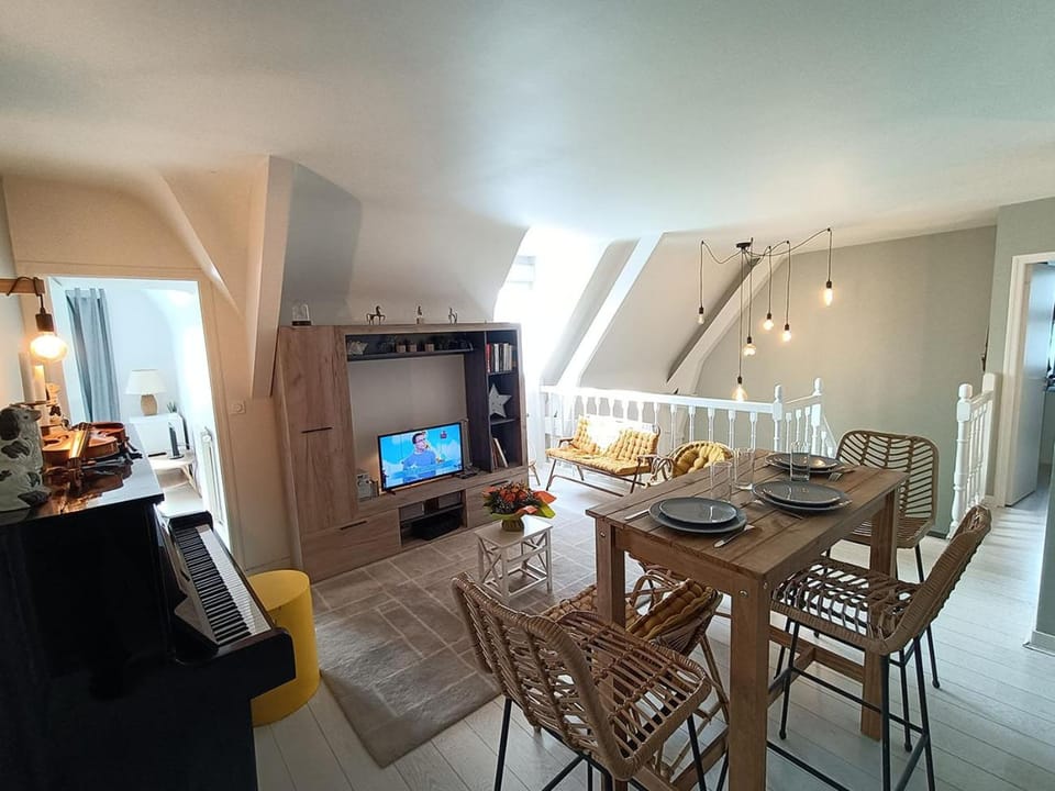 Seating area, Dining area