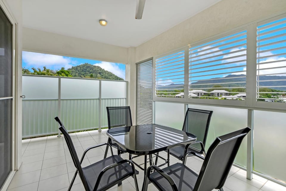 Trinity Beach Retreat with Pool and Scenic Views Apartment in Cairns
