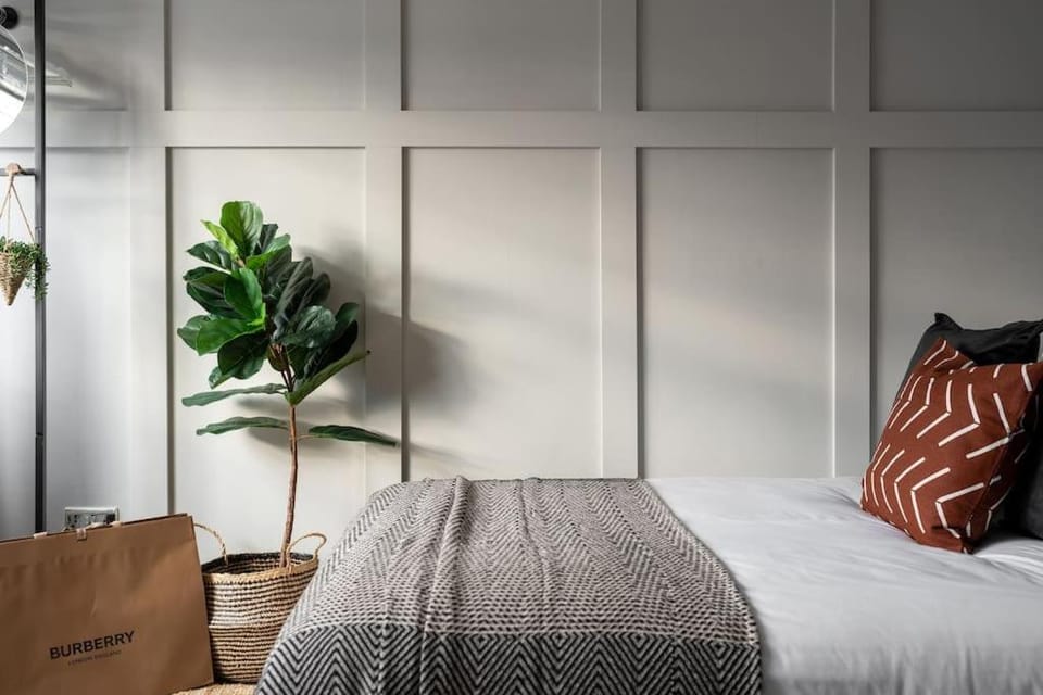 Exclusive Premium Large Solihull House - The Chapters - NEC Sleeps 9 House in Solihull