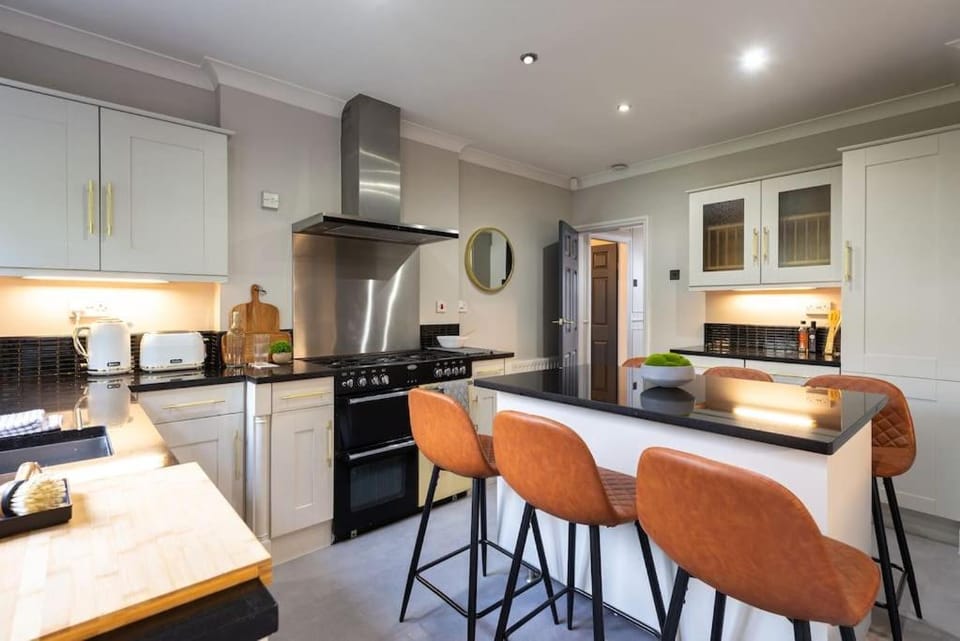 Exclusive Premium Large Solihull House - The Chapters - NEC Sleeps 9 House in Solihull