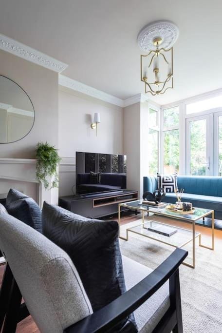 Exclusive Premium Large Solihull House - The Chapters - NEC Sleeps 9 House in Solihull