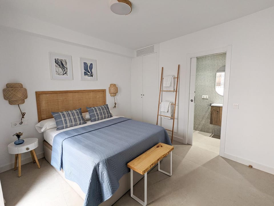 Bed, Photo of the whole room, Bedroom, wardrobe, air conditioner