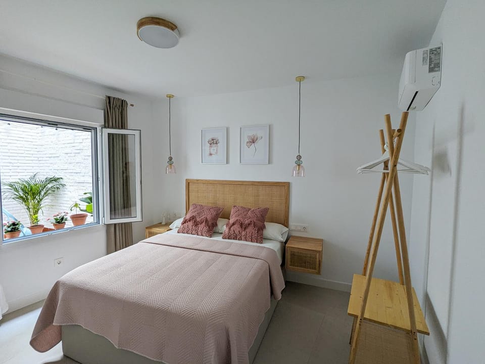 Bed, Photo of the whole room, Bedroom, wardrobe, air conditioner