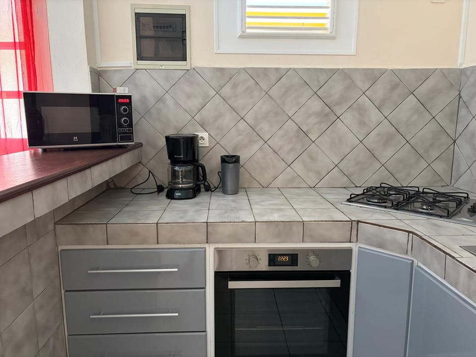 Coffee/tea facilities, microwave, oven, kitchen