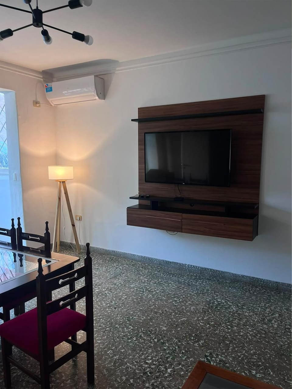 Communal lounge/ TV room, TV and multimedia, Living room, Seating area, Dining area, air conditioner