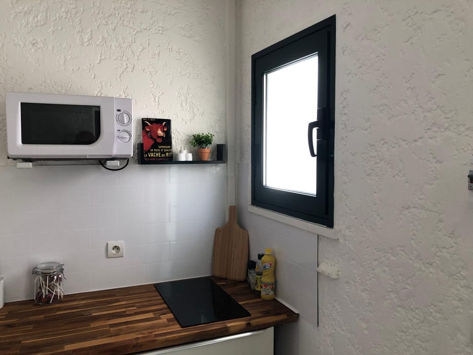 Kitchen or kitchenette, minibar