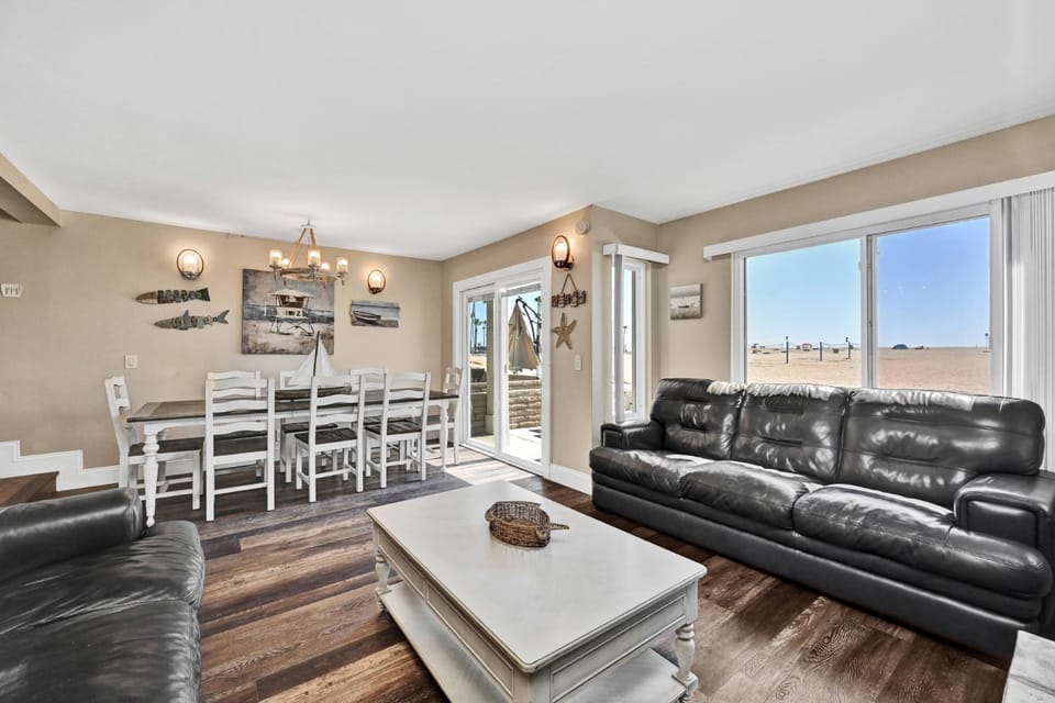 Newport Paradise - Oceanfront Home by the Pier House in Balboa Peninsula