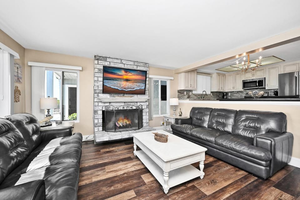 Newport Paradise - Oceanfront Home by the Pier House in Balboa Peninsula