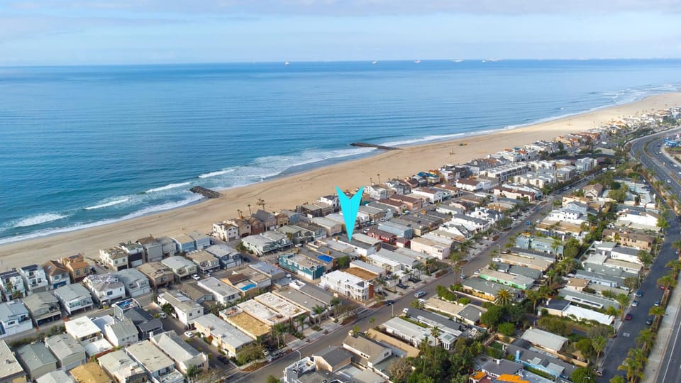 5 Bedroom Home with Pool Table steps to the Beach House in Newport Beach
