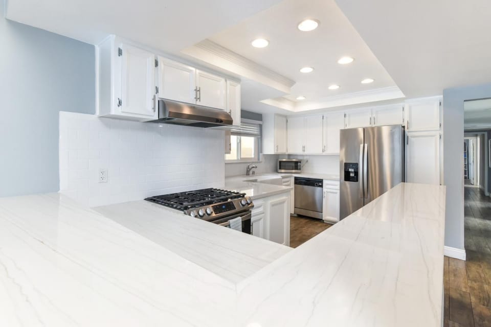 5 Bedroom Home with Pool Table steps to the Beach House in Newport Beach