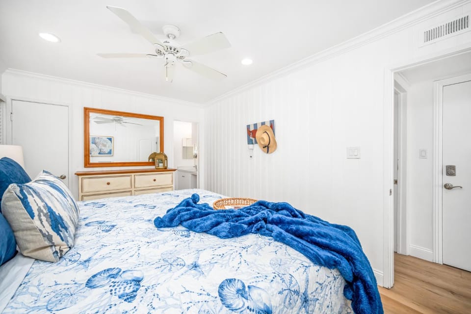 2 Bed Oceanfront with patio on the Sand in Quiet West Newport House in Costa Mesa